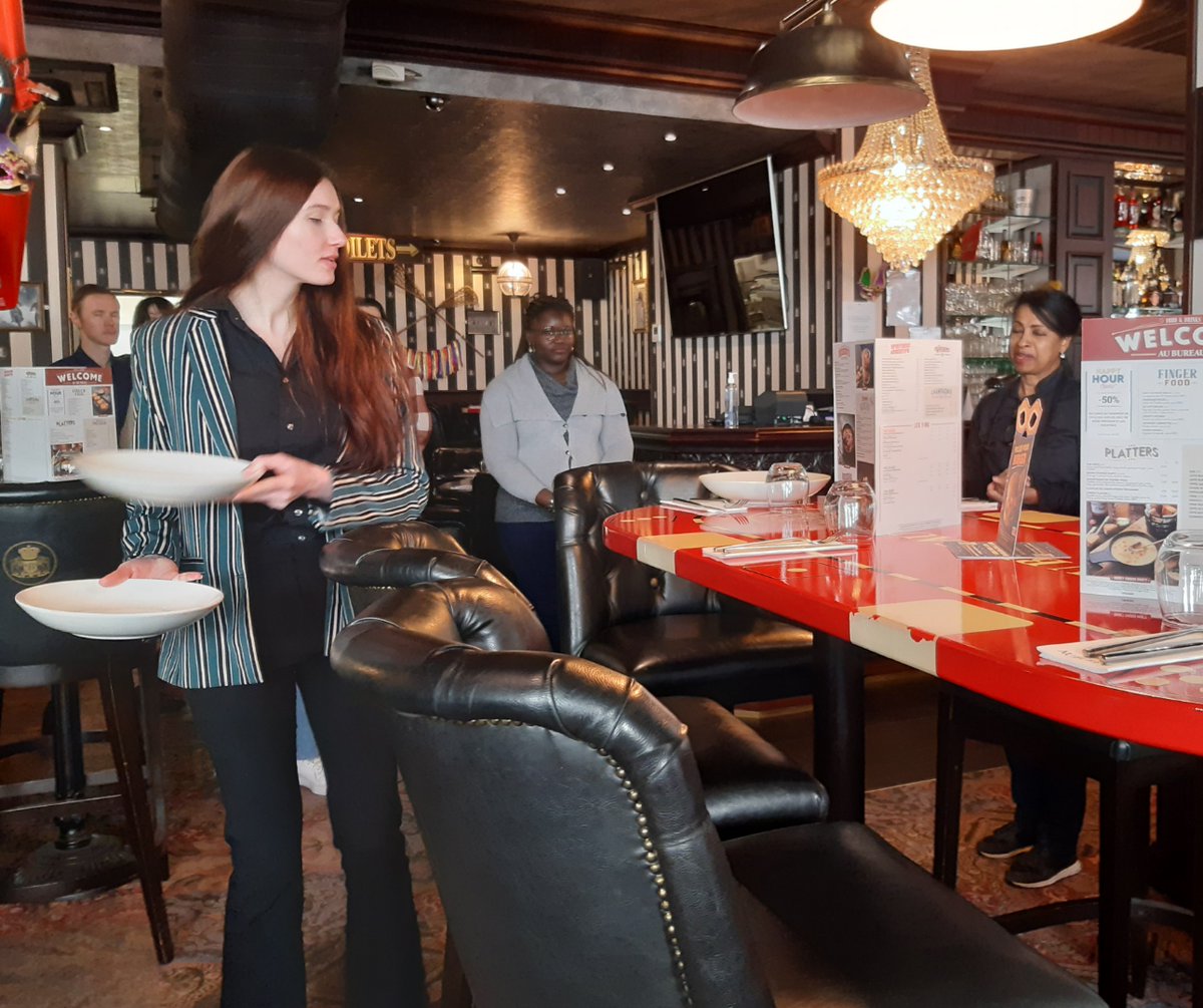 👏[Rallye Rest'O] Mireilla, Manager "Au bureau" a reçu ce matin au restaurant, 6 demandeurs d'emploi accompagnés par notre belle  équipe  entreprise @poleemploi_RCVL Orléans Nord. 
🎯Mise en situation du métier de serveur  
🏆🚀2 candidats en immersion professionnelle