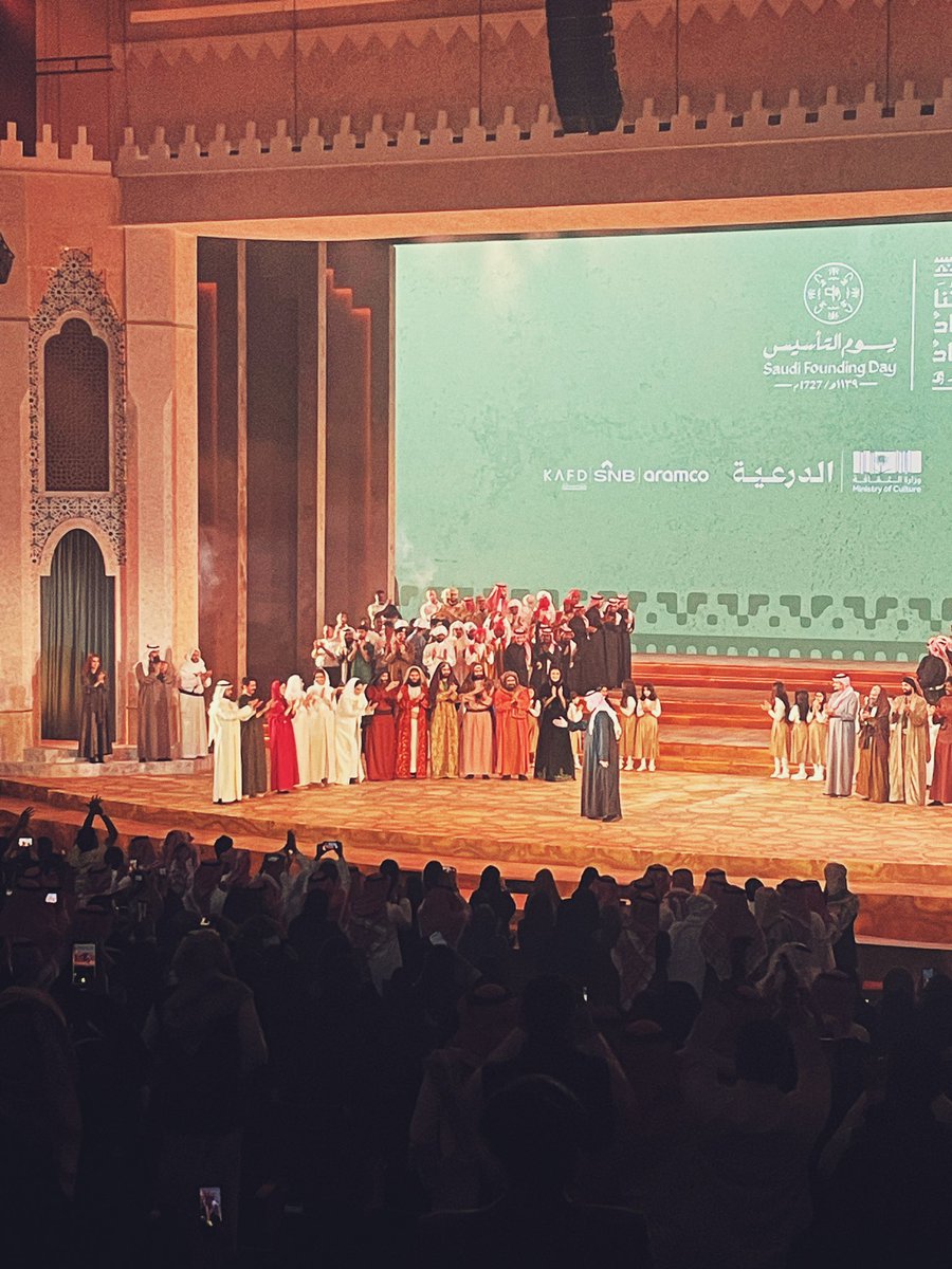 Faten__Sh's tweet photo. بعد أول الدهشة والنشوة،والمديح لا يفي و لا يصف، وانتهاء آخر عرض لهذه التحفة الفنية الأدبية الشعرية، وبعد ثلاث مرات من المشاهدة، الشاعر الفصيح @abdulrahman أدخلني في حالة إدمان، رغبة ملحة في سماعها، حرام عمل كهذا لا يسجل أو ينزل كألبوم صوتي بجميع المعلقات المغناة والحوارات بينها💔 https://t.co/9kzsuy5YHV