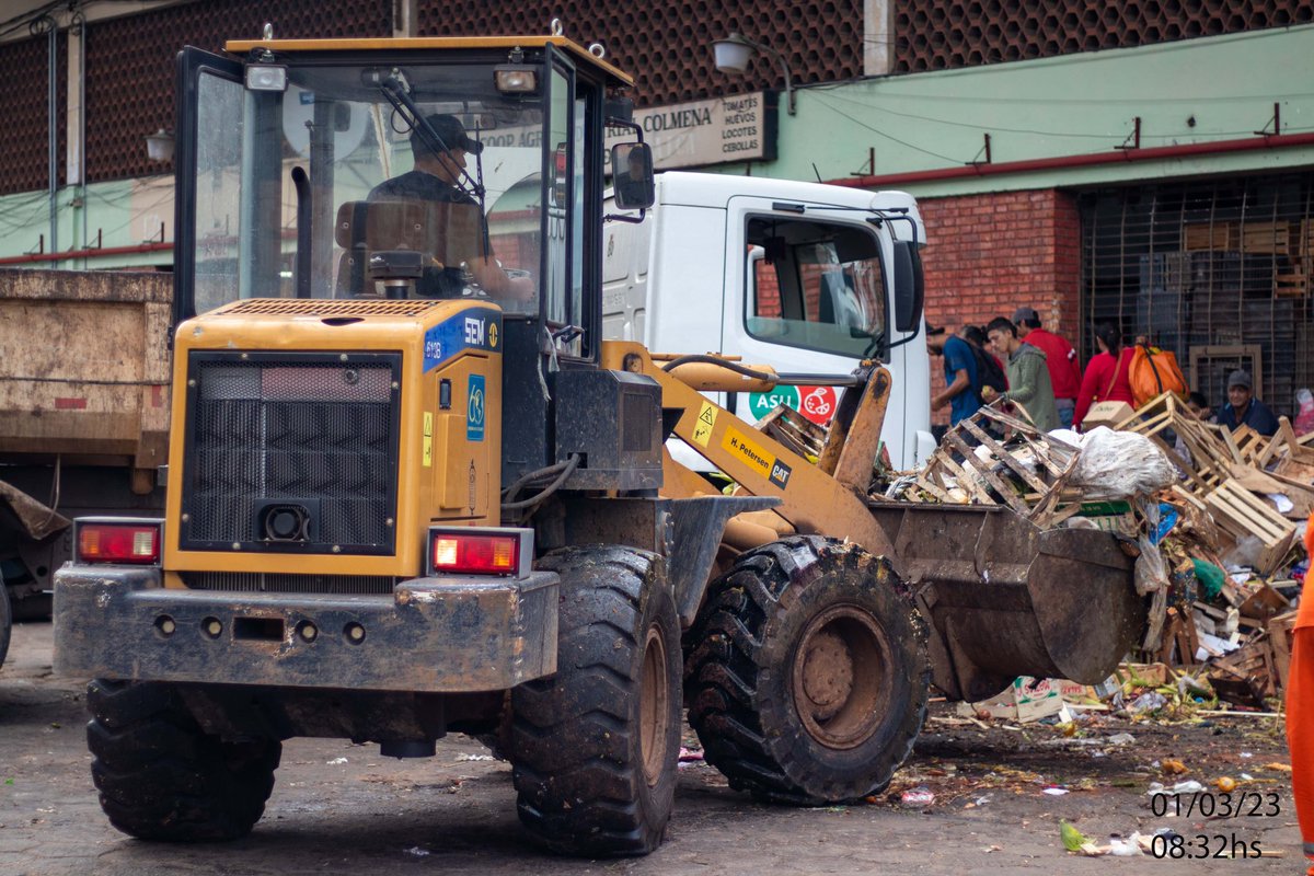 AbastoAsu's tweet photo. Esta mañana antes de la lluvia, nuestro equipo estuvo realizando tareas de limpieza y recolección de basura en nuestro Mercado. 💪🚯🗑️♻️
Vamos a seguir trabajando por un #AbastoEnOrden, contamos contigo para mantenerlo limpio. https://t.co/vkYUQAGpsy