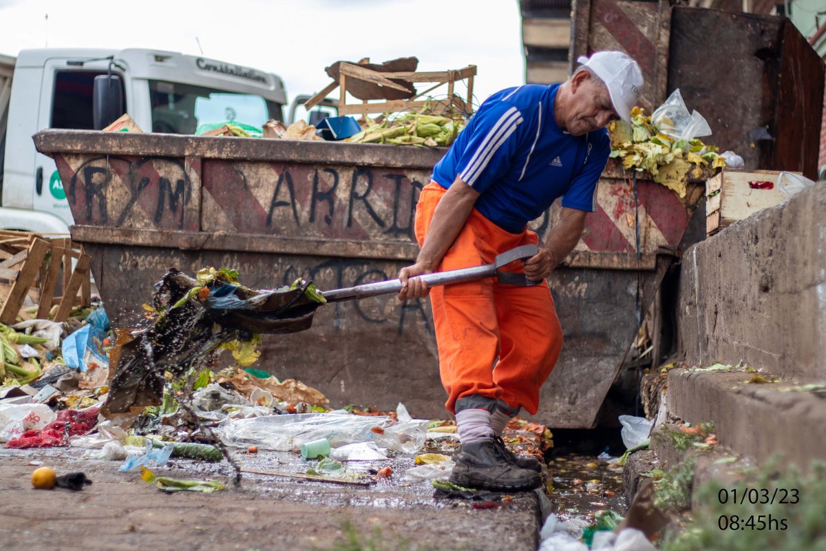 AbastoAsu's tweet photo. Esta mañana antes de la lluvia, nuestro equipo estuvo realizando tareas de limpieza y recolección de basura en nuestro Mercado. 💪🚯🗑️♻️
Vamos a seguir trabajando por un #AbastoEnOrden, contamos contigo para mantenerlo limpio. https://t.co/vkYUQAGpsy