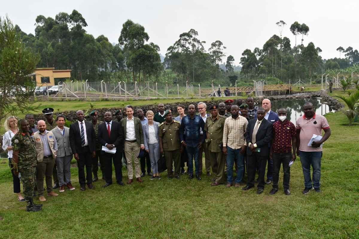 Peace and security in the #GreatLakes region remains a top European Union 🇪🇺 priority, and in Uganda last week, this was a major highlight for discussion as our #TeamEurope Ambassadors met Ugandan 🇺🇬 security officials during the #EUinKisoro visit. #EUandUganda

@EUinUG📸