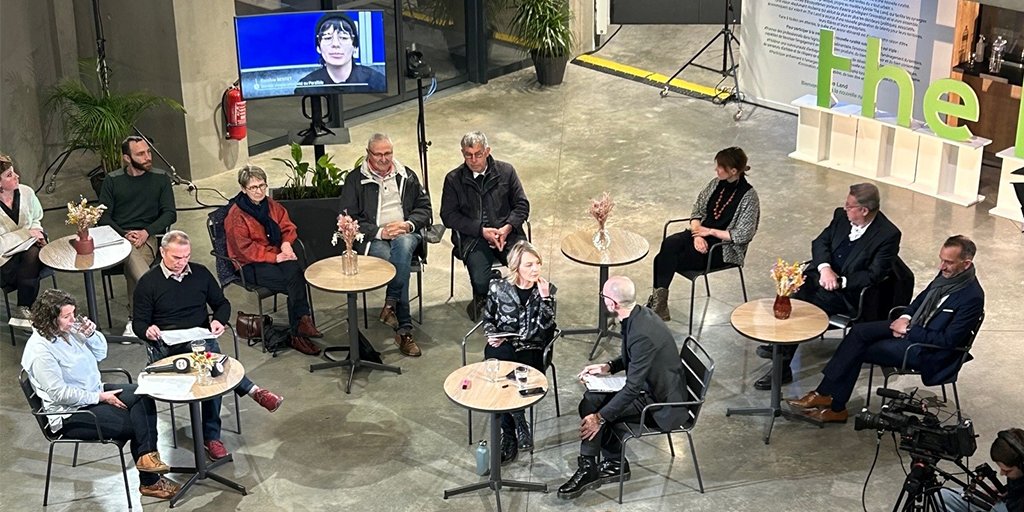 [Le replay de l'émission Nouvel(le) R] 

"Comment vit-on sa jeunesse en milieu rural aujourd'hui ?" 
Question autour de laquelle nos invités ont pu échanger sur @tvr35 🤔

📺 Retrouvez l'émission en replay  : bitly.ws/AXgN

#bretagne #jeunesse #rural