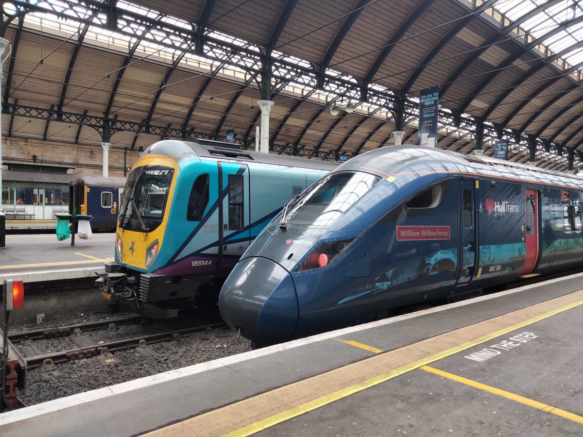 Harrod15S's tweet image. TPE 185144 &amp;amp; Hull Trains 802304 "William Wilberforce" at Hull Paragon station this lunchtime
#trains #class802 #class185 #HullTrains #TPE #Hull