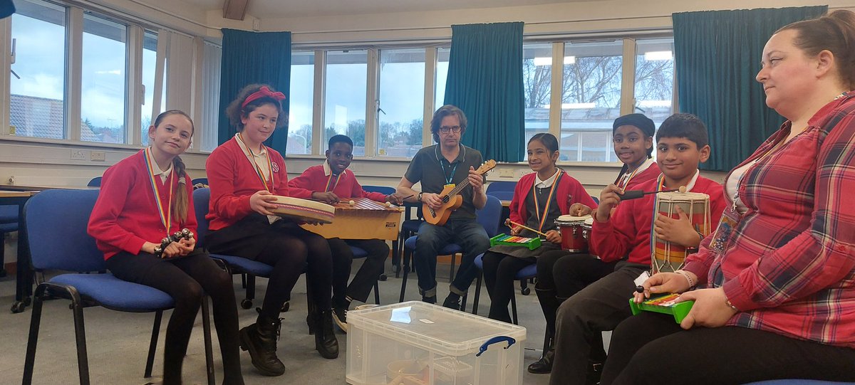 Nina_PhoenixOT's tweet photo. Teaching the next generation of #FutureAHPs about Music Therapy in @kmptnhs as part of the #KentSchoolsProject @GoldenthreadA @KMAHPFaculty https://t.co/6xTNczOrSd