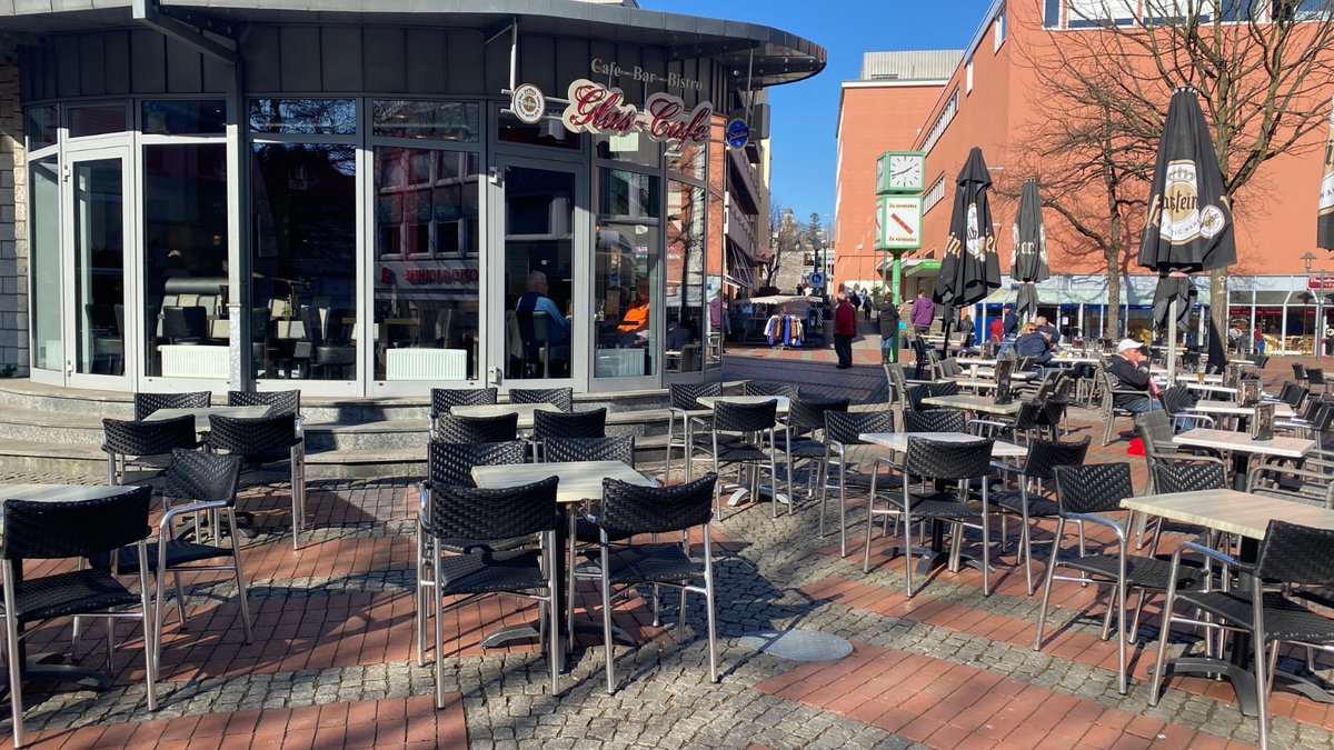 essensteele's tweet photo. Wieder geöffnet
Ein Weilchen hat es schon gedauert, doch jetzt ist das Glas Café auf dem Kaiser-Otto-Platz nach dem Brandschaden wieder geöffnet. Passend dazu lacht auch die Sonne über den schönen Kaiser-Otto-Platz.
#essensteele #visitsteele @essensteele https://t.co/hXadKClzu6