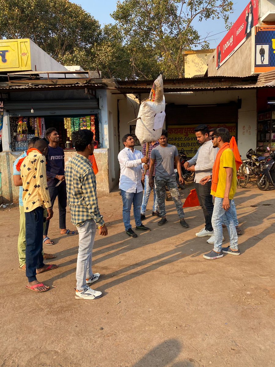 abvpgariaband's tweet photo. छत्तीसगढ़ मे लगातार नक्सलवादियों द्वारा जवानों की हत्या की जा रही है जिसके विरोध मे आज अभाविप गरियाबंद जिले के फिंगेश्वर द्वारा पुतला दहन किया गया ।

#ABVP
#Abvpcg https://t.co/Ig76Bs7nJ4