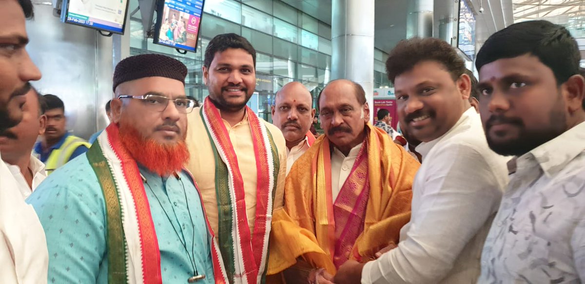 NuthiSrikanth's tweet photo. Glimpses from Haath Se Haath Jodo Abhiyan door to door campaign today in Kodad town. @Manikrao_INC
@CaptAjayYadav 
@nadeeminc 
@HathJodoYatraTS
#HaathSeHaathJodo
@OfficeOfThakare https://t.co/Zg7ba4no4p