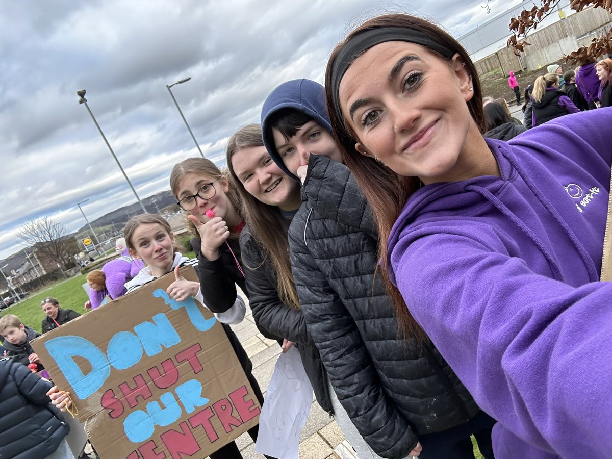 Amygibsonyw's tweet photo. me and some of the young folk down at church street today protesting to save our youth clubs NO IFS NO BUTS NO CUTSππΌ save youth workπ€#thisisyouthwork #neverneededmore @GillianYsortit @LyndseyYsi @AshleyYsortit @WDCouncil @AdamYsortit @ysortit @bethysortit @YCtoniysortit https://t.co/j6Qg8FHUDt