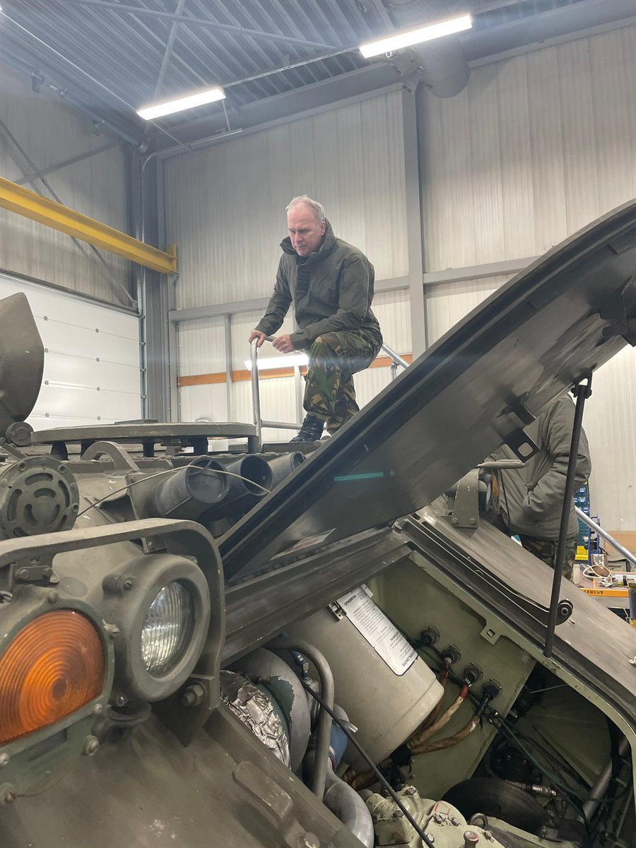 CDS_Defensie's tweet photo. In Vriezenveen zijn de mensen van @Defensie_DMO en de @landmacht keihard aan het werk om materieel voor te bereiden voor levering aan #Oekraïne. Een enorme klus voor deze technici en monteurs, zeker omdat de snelheid van de #leveringen voor de Oekraïners van groot belang is. https://t.co/GXrO7OodqY
