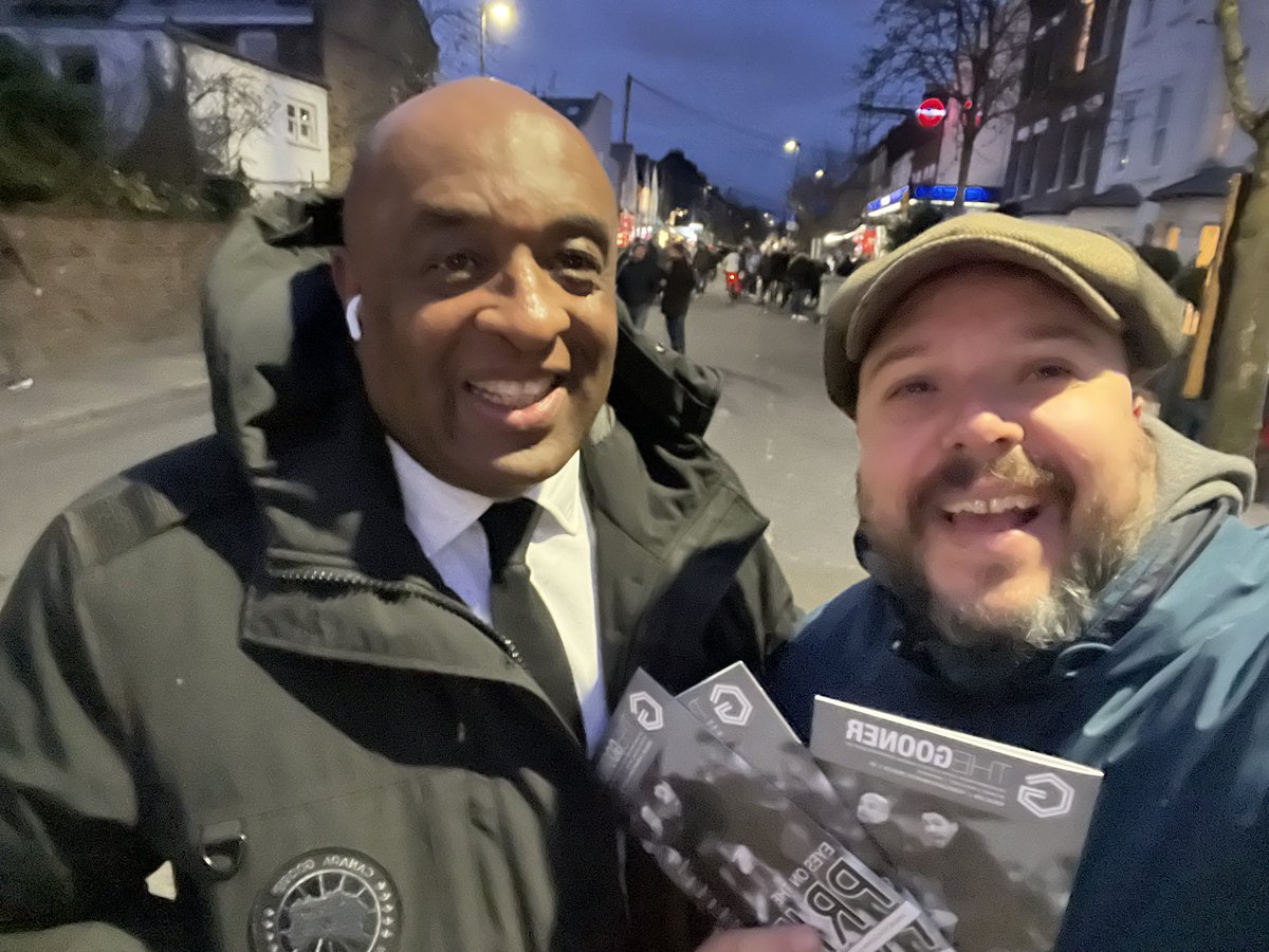 laythy29's tweet photo. One of the things I love about flogging the @GoonerFanzine before The Arsenal is catching up with good people. Great to have a chat with top man @clivepafc https://t.co/BrX02AnFPy