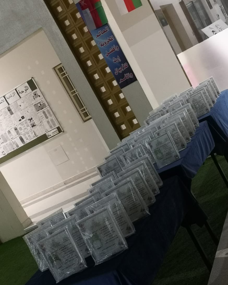 جانب من استعداد إدارة المدرسةلتكريم الطلبة المتفوقين و المتميزين في التحصيل الدراسي للفصل الدراسي الأول وذلك تحت رعايةالاستاذالفاضل محمدالزدجالي مدير متقاعد لعدد من المدارس،فكل الشكرلإدارةالمدرسةعلى هذا الاهتمام واللفته الكريمةلتشجيع أبنائها الطلبةعلى بذل المزيد من الجد والاجتهاد