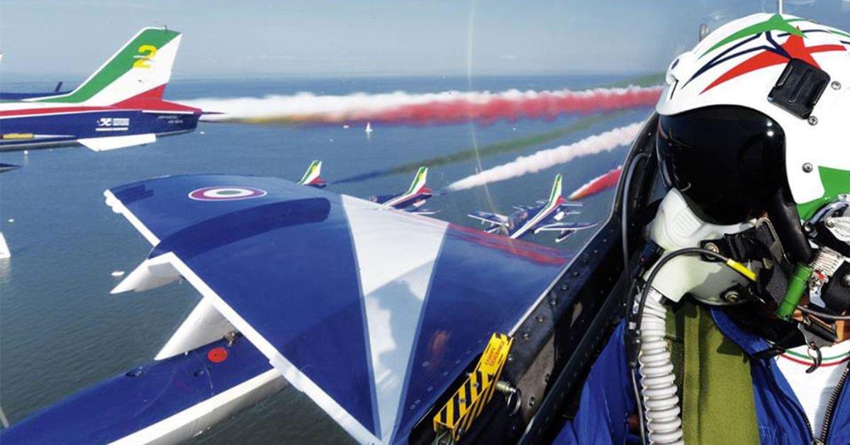 ✈️ 🇮🇹 Buon compleanno alle #FrecceTricolori che da 62 anni fanno volare il simbolo dei valori italiani tingendo il cielo del nostro tricolore.
Un orgoglio nazionale con il cuore in #FriuliVeneziaGiulia 💚🤍❤️