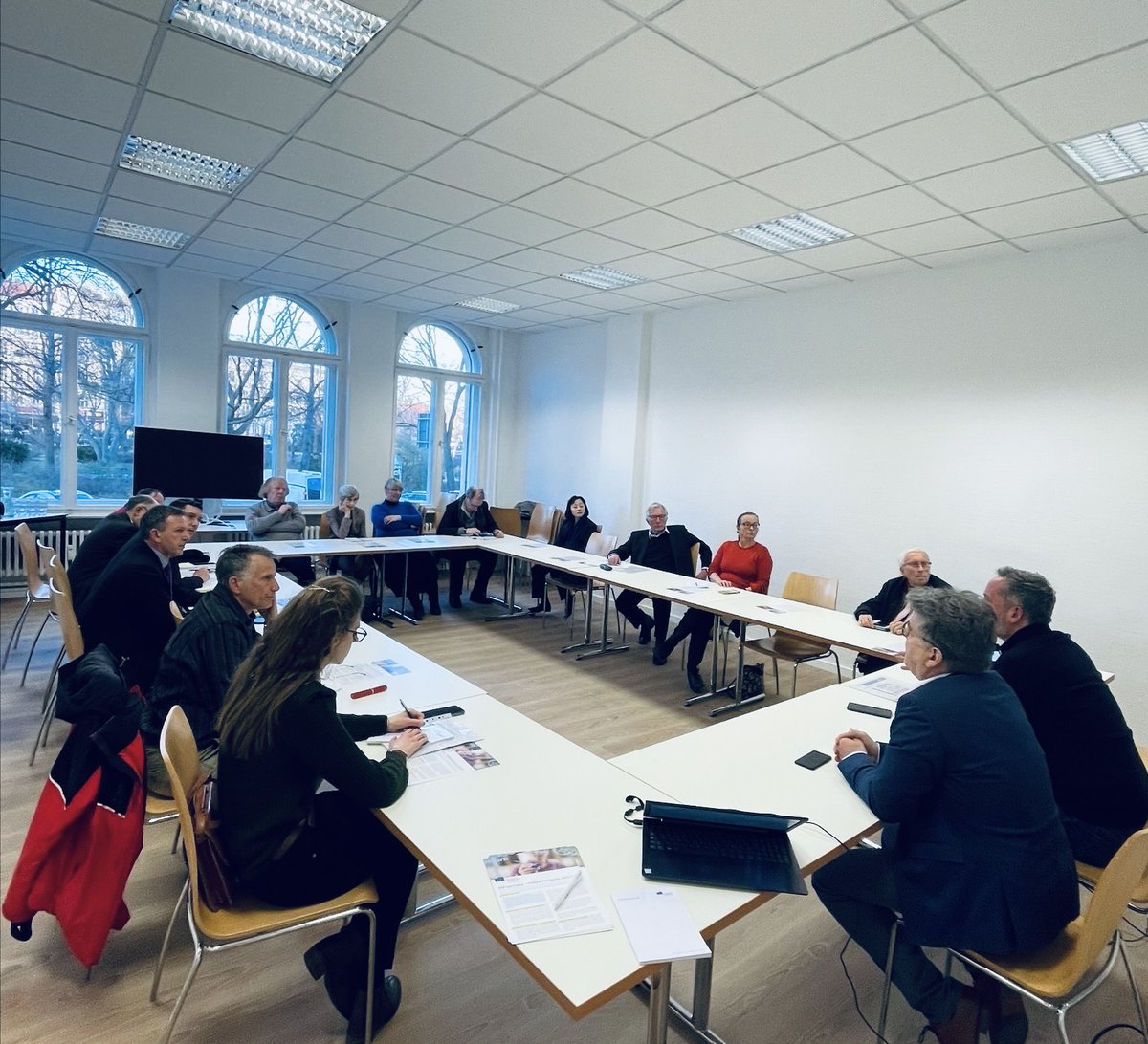 NetzwerkEBD's tweet photo. Internationale Gäste in unseren neuen Räumlichkeiten: Gestern besuchte uns eine Delegation des @euromove 🇬🇧 & @LibDems zum Austausch über Gemeinsamkeiten & Unterschiede in der 🇪🇺-Koordinierung in 🇩🇪 und 🇬🇧. Mit dabei unsere Vorstandsmitglieder @f_burgdoerfer & @OskarSaemann https://t.co/64muM1CztE