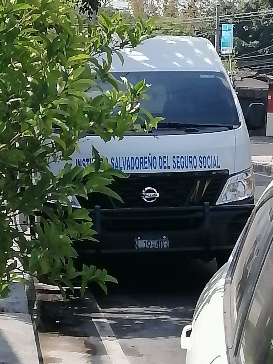 kAlexandraLuna's tweet photo. Este vehículo ha estado parqueado toda la mañana afuera de mi residencial, está nuevo y el motorista ha estado jugando y durmiendo en los asientos con las puertas abiertas. Tomar cartas en el asunto para el buen uso de los equipos @isss_gob_sv @HaciendaSV @FranAlabi @SaludSV https://t.co/gu4eiLF2r0