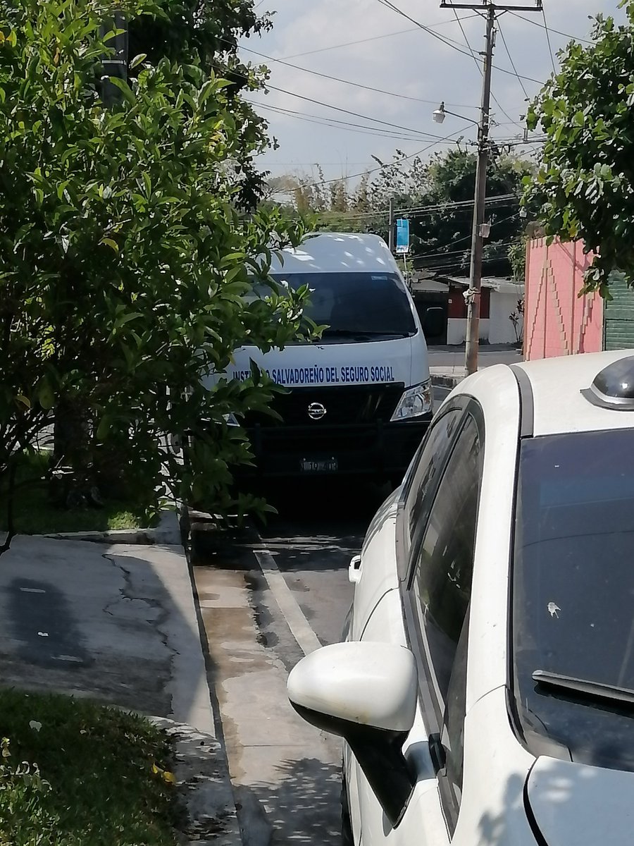 kAlexandraLuna's tweet photo. Este vehículo ha estado parqueado toda la mañana afuera de mi residencial, está nuevo y el motorista ha estado jugando y durmiendo en los asientos con las puertas abiertas. Tomar cartas en el asunto para el buen uso de los equipos @isss_gob_sv @HaciendaSV @FranAlabi @SaludSV https://t.co/gu4eiLF2r0