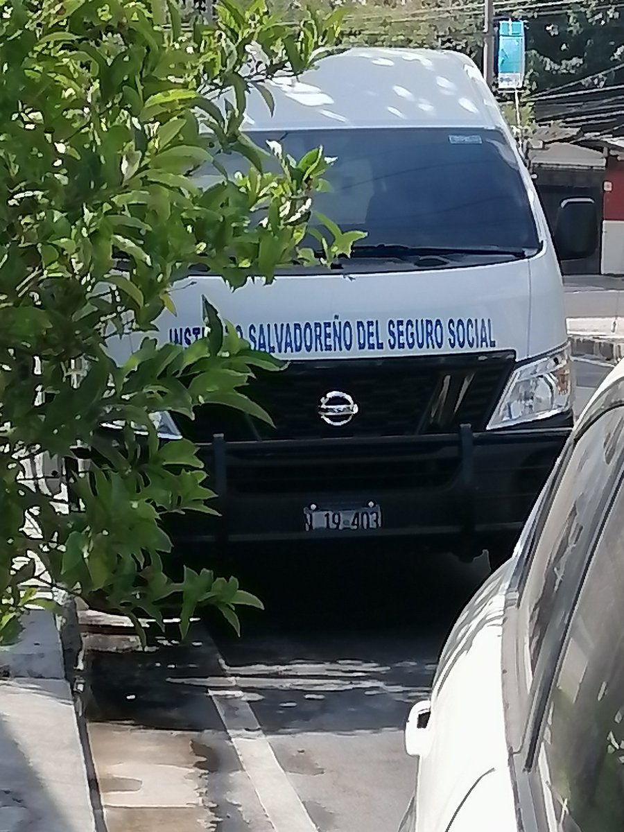 kAlexandraLuna's tweet photo. Este vehículo ha estado parqueado toda la mañana afuera de mi residencial, está nuevo y el motorista ha estado jugando y durmiendo en los asientos con las puertas abiertas. Tomar cartas en el asunto para el buen uso de los equipos @isss_gob_sv @HaciendaSV @FranAlabi @SaludSV https://t.co/gu4eiLF2r0