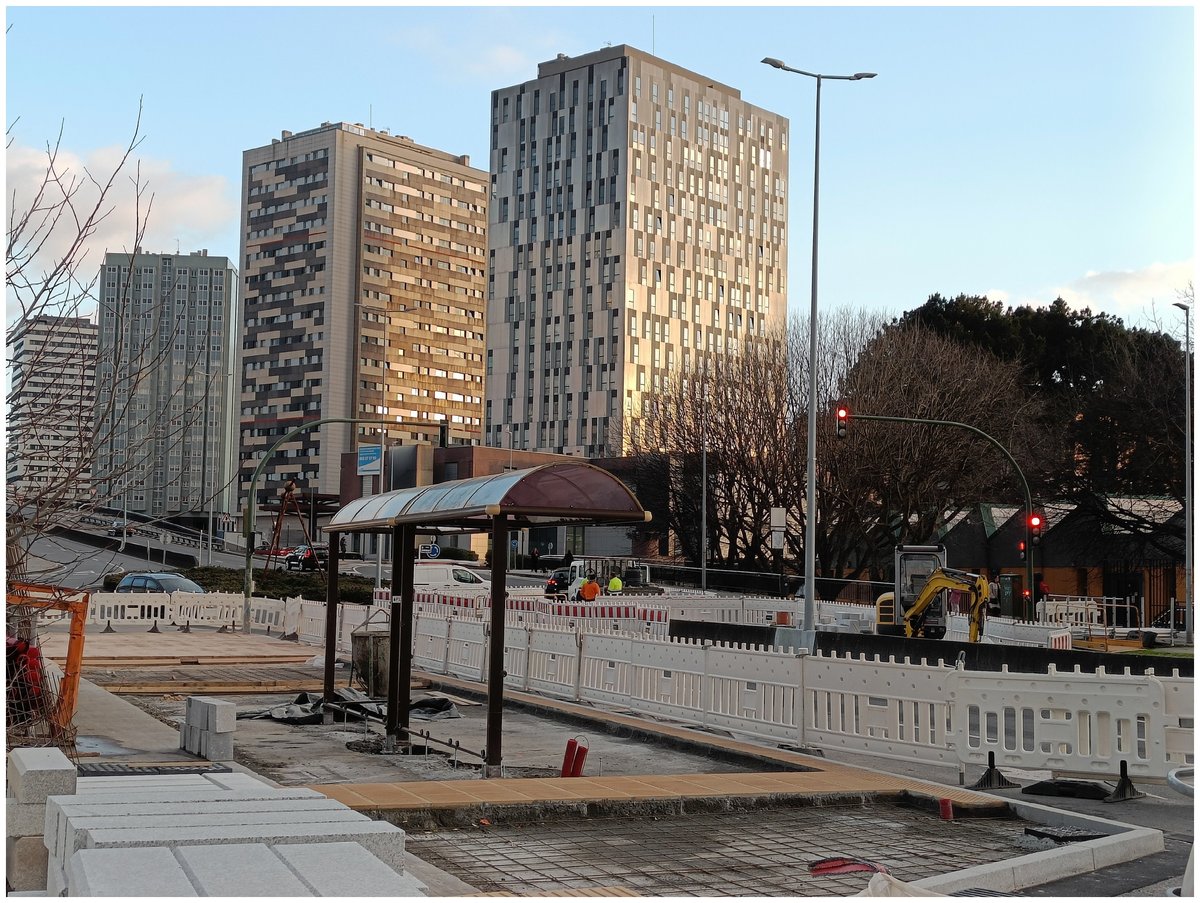 BlogBusurbano's tweet image. ¡Novedades inminentes
con comentario busurbano!
La #Par540, cabecera de la #Lín5
sita a pocos metros del @EspacioCorunacCC, se trasladará en breve al otro lado de la Av de Glasgow; cambia a la acera del edificio de @ExpoCoruna.
Y nuestro comentario no va a ser favorable del todo.