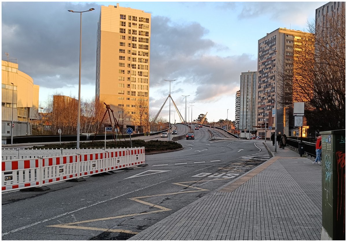 BlogBusurbano's tweet image. ¡Novedades inminentes
con comentario busurbano!
La #Par540, cabecera de la #Lín5
sita a pocos metros del @EspacioCorunacCC, se trasladará en breve al otro lado de la Av de Glasgow; cambia a la acera del edificio de @ExpoCoruna.
Y nuestro comentario no va a ser favorable del todo.