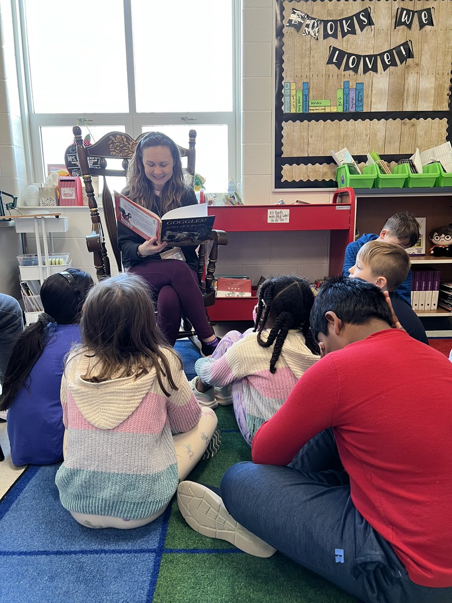 MrsWhitehurst3's tweet photo. Happy Read Across America week! We celebrated with some✨guest readers✨!📚 @CardinalRidgeES https://t.co/bia7sI2SWx