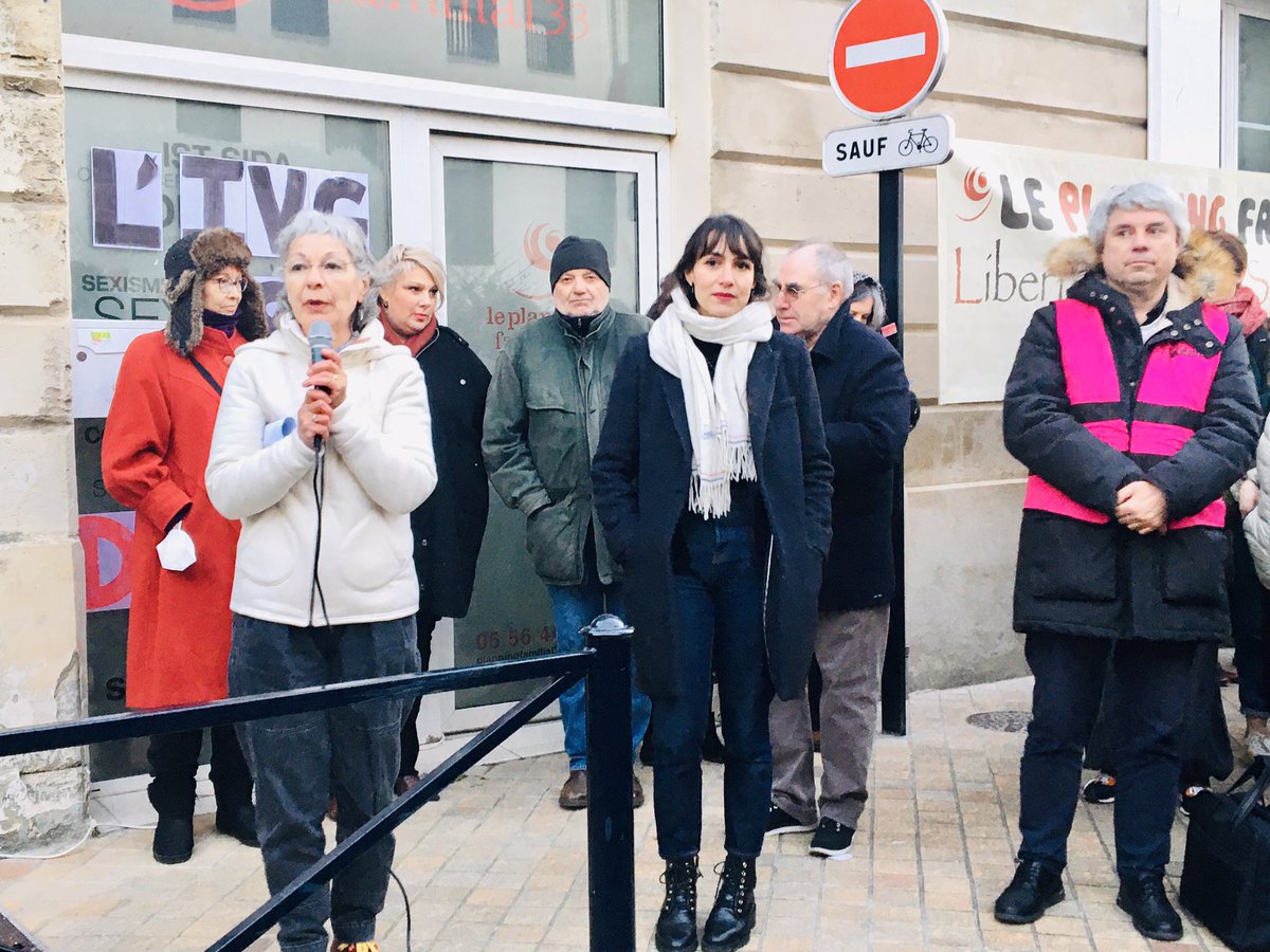 NaimaCharai's tweet photo. L’extrême droite ne fera jamais taire les défenseurs pour le droit des femmes à disposer librement de leur corps.
La mobilisation de ce soir devant les locaux du Planning Familial est la démonstration que nous sommes fort.e.s face à ces groupuscules d’extrême-droite. https://t.co/02NReSd361