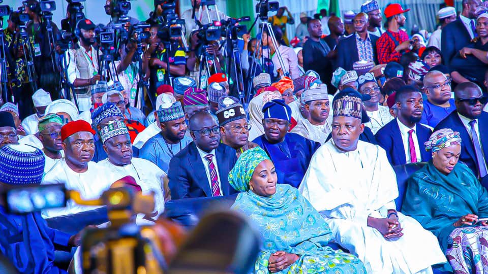SecApcpcc's tweet image. Signed sealed and delivered..
INEC presents Certificate of Return to our president Elect His Excellency Asiwaju Bola Ahmed Tinubu and his Vice elect Distinguished Senator Kashim Shittima at the International Conference Center Abuja to the Admiratuin of all.