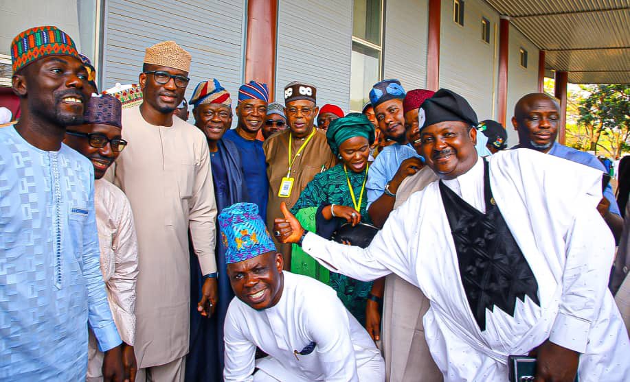 SecApcpcc's tweet image. Signed sealed and delivered..
INEC presents Certificate of Return to our president Elect His Excellency Asiwaju Bola Ahmed Tinubu and his Vice elect Distinguished Senator Kashim Shittima at the International Conference Center Abuja to the Admiratuin of all.