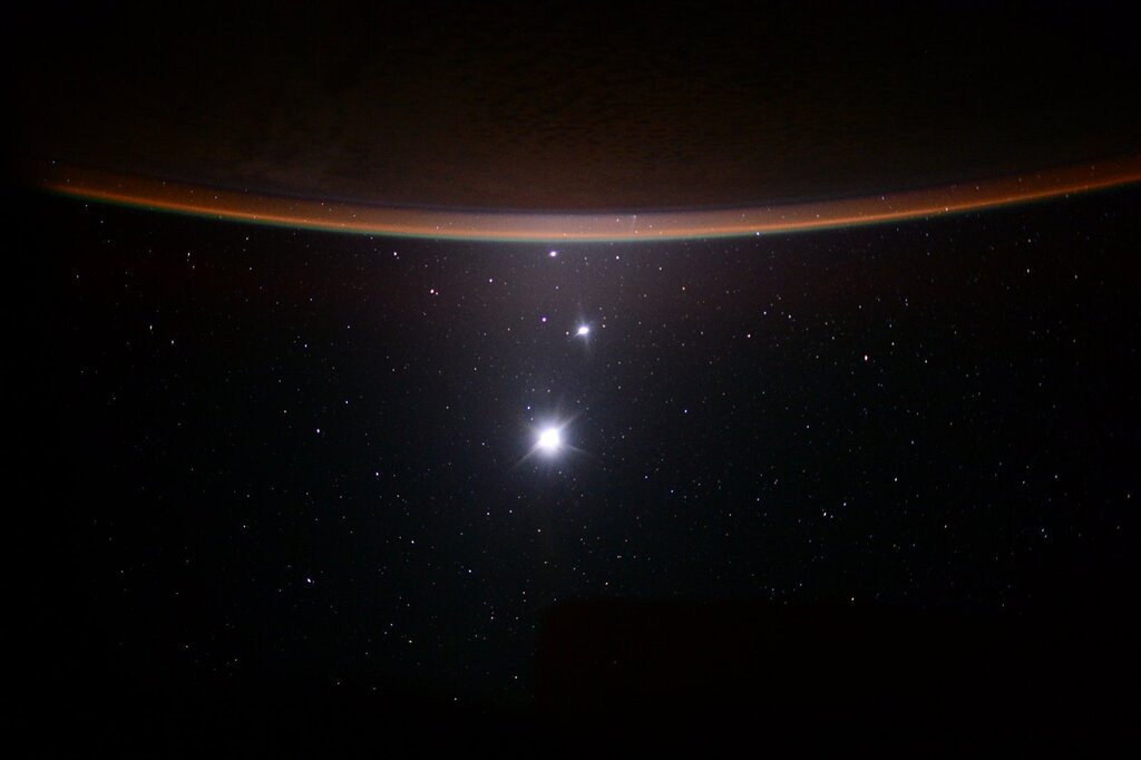Espacio140's tweet photo. Imagen del Día de la @NASA: "Venus, Jupiter, Moon Shine from Space Station" - https://t.co/MpWXXv0Prk https://t.co/8RwTe6aIO6
