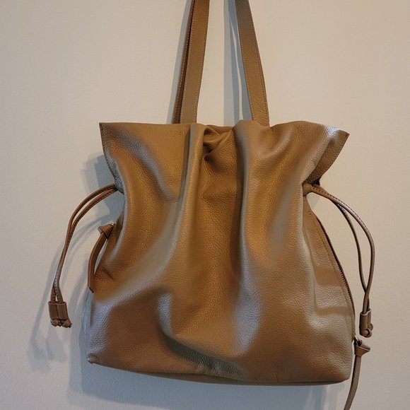 Jenniferperciv2's tweet photo. So good I had to share! Check out all the items I'm loving on @Poshmarkapp #poshmark #fashion #style #shopmycloset #totelemonde #loft #dylanskye: https://t.co/bMtrRocSuJ https://t.co/vjNzzCWzhq