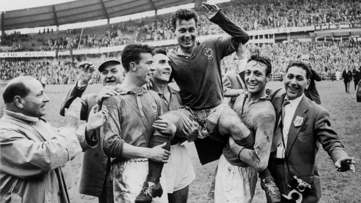 Fallece el gran delantero francés Just Fontaine a los 89 años,tiene el récord de más goles en un mundial con 13 tantos,lo consiguió en Suecia 1958.