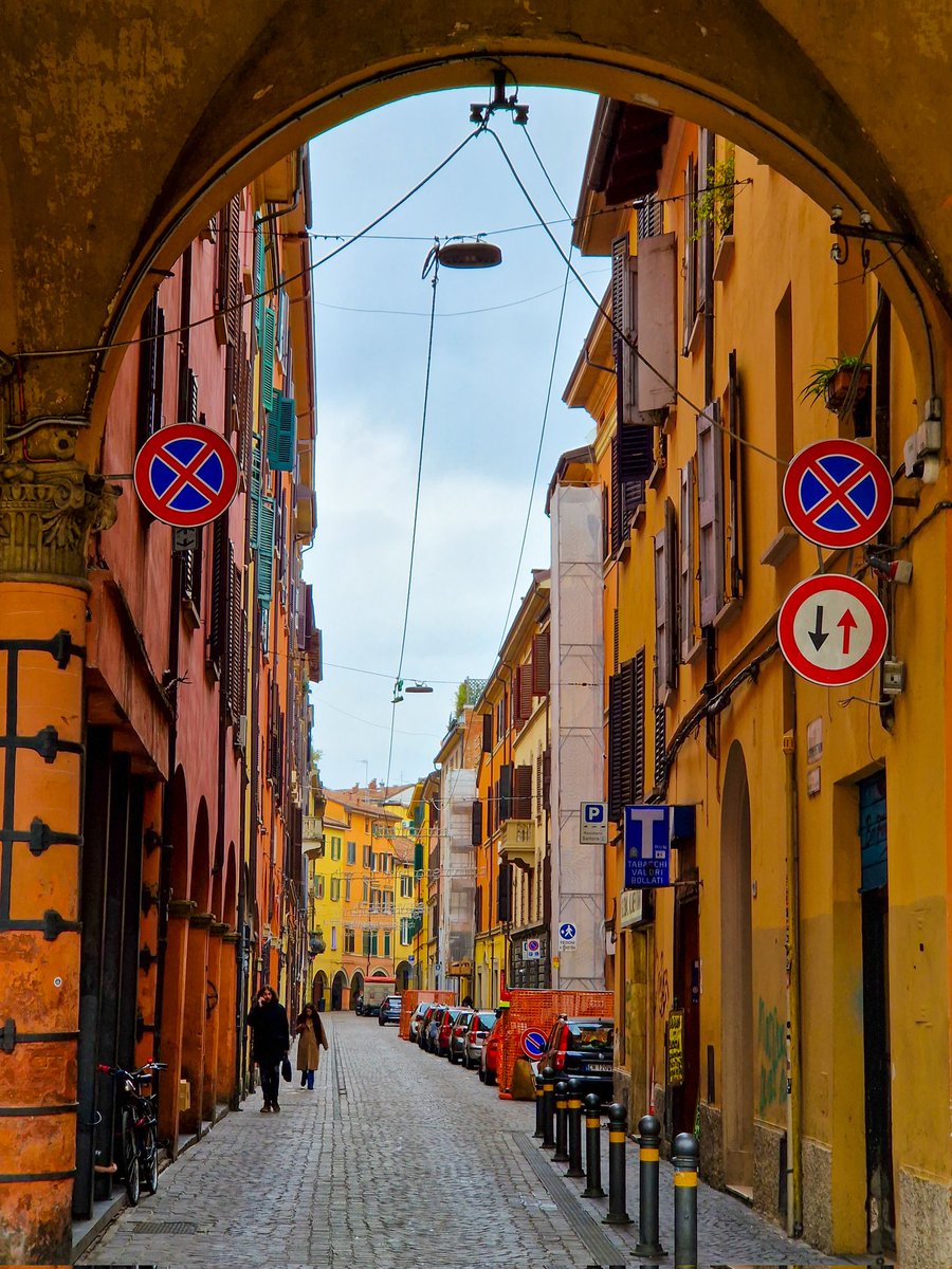 🇮🇹Bologna is an incredible city to capture through your lens. From the vibrant street life to the stunning architecture, there is so much to see and photograph.

#Bologna #Italy #Travel  #Culture #Wanderlust #beautifuldestinations #visititaly #europe_vacations #europe #withgalaxy