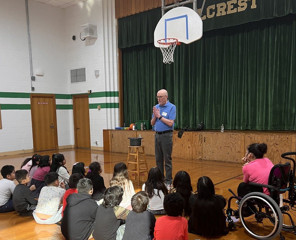 HillcrestEMSD's tweet photo. Former Hillcrest (Wells and GMS) teacher, Mr. Blair, came to read aloud “Strega Nona” to our third graders today for Read Across America week! Thanks for the visit!
#EMSD37Pride https://t.co/gmwtUAStHF