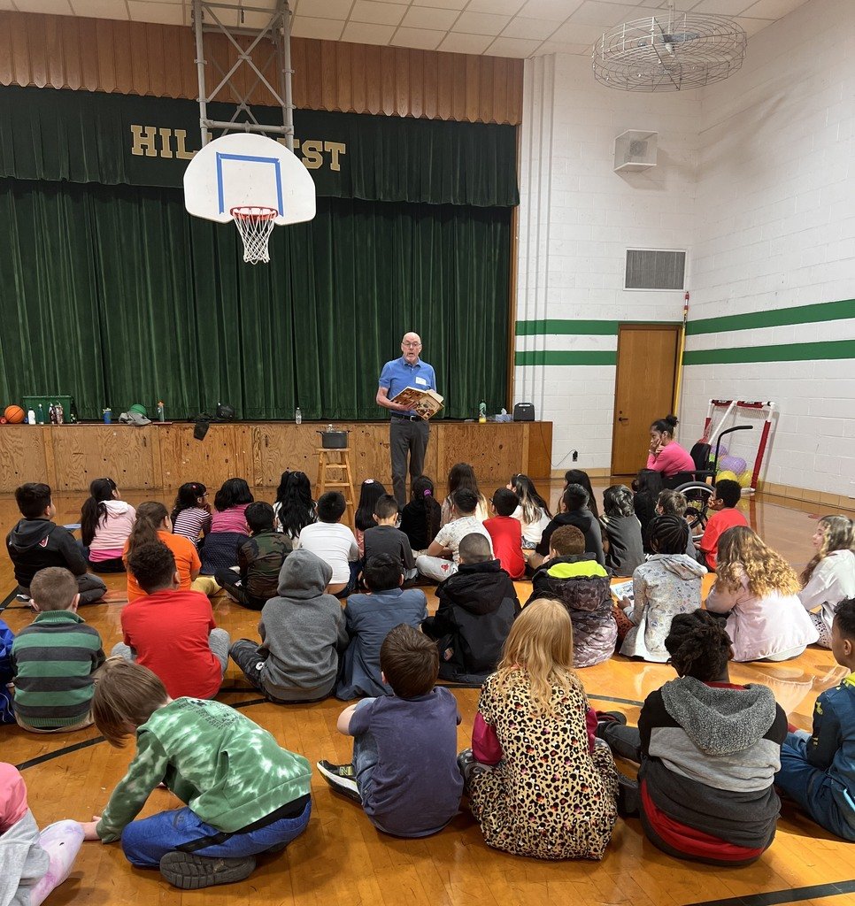 HillcrestEMSD's tweet photo. Former Hillcrest (Wells and GMS) teacher, Mr. Blair, came to read aloud “Strega Nona” to our third graders today for Read Across America week! Thanks for the visit!
#EMSD37Pride https://t.co/gmwtUAStHF