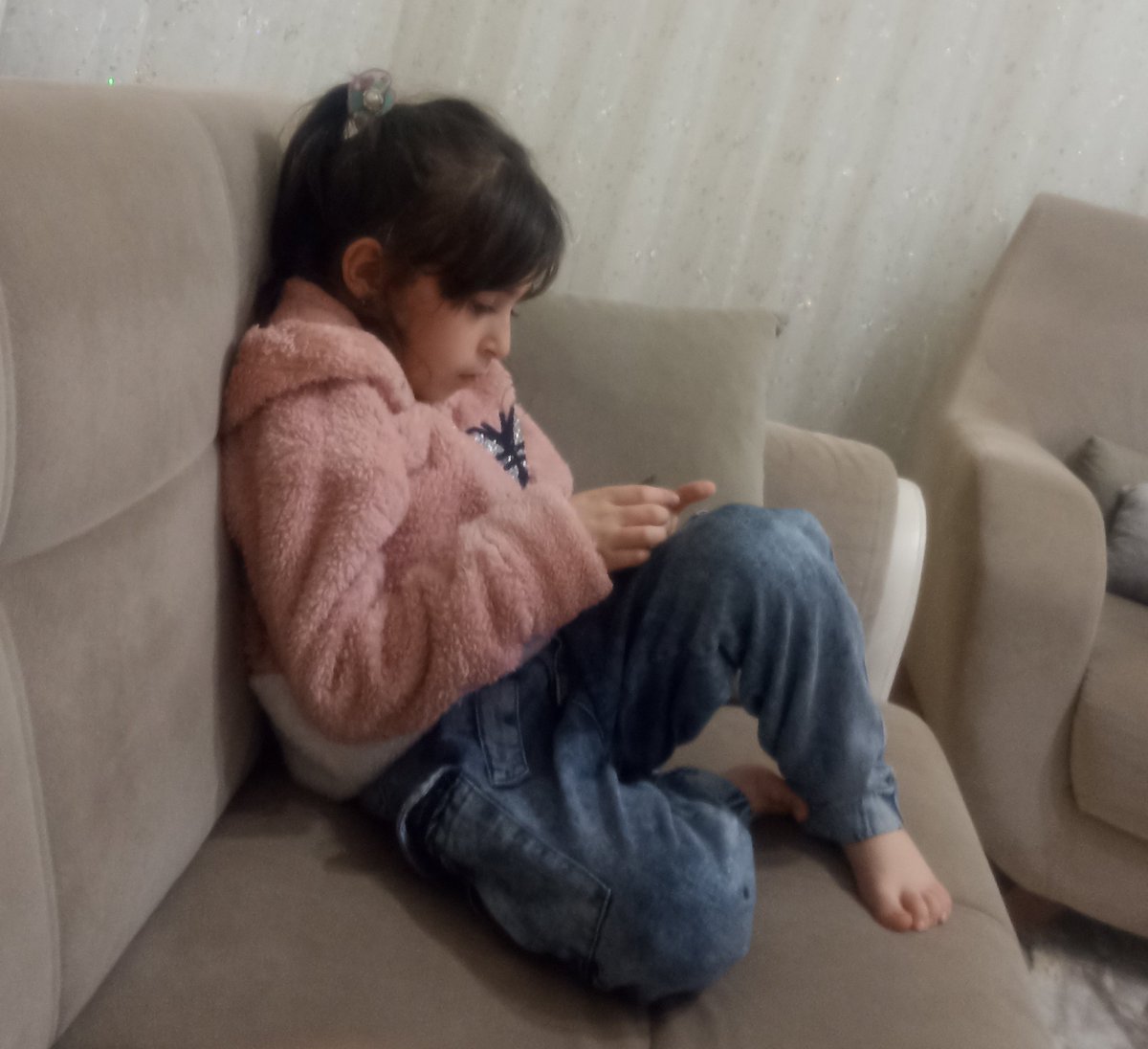 1- Bu benim küçük kardeşim Ayşenaz şuanda Elbistan'da depremden sonra Az Hasarlı (oturulabilir) raporu alan evimizde elektrik su doğalgaz internet herşeyimiz aktif bir şekilde oturuyoruz. Elbistan halkından bir ricası var. Şuanda en güvenli yer burası diyor fayımız zaten kırıldı.