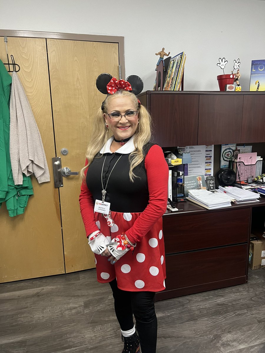 TDSSundancers's tweet photo. Reading takes us to a happy place. Celebrating Disney Day during Read Across America Week @TierraDelSol_ES .  @TDS_Library @YsletaISD #LookAtThoseSmiles https://t.co/NyfqUWNkC5