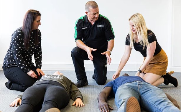 We are recruiting Community Advocates across the district of Surrey
Advocates are in local communities to raise awareness by going into local groups to provide free first aid sessions to the public. 
If interested, visit our website or DM us and we can help.
#firstaid #community