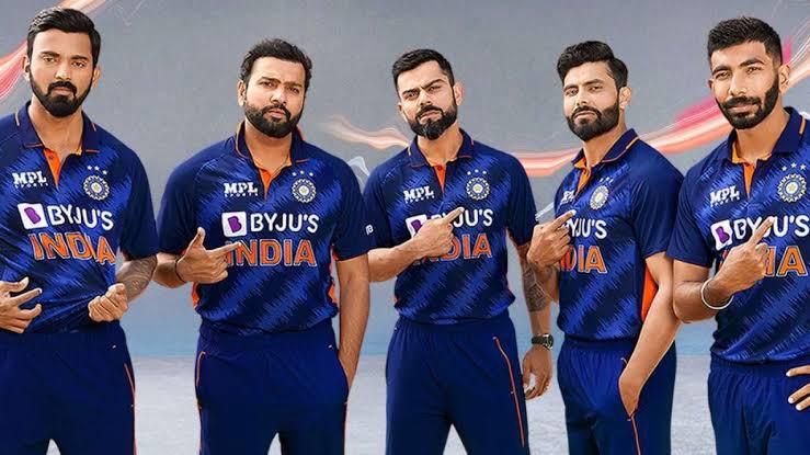 🚨 GIVEAWAY: If India wins this test match, we'll give away team India Jersey. To enter the giveaway: • Follow me and @murtazasaidwhat. • Retweet this tweet. Winner announced a day after the Test match ends.