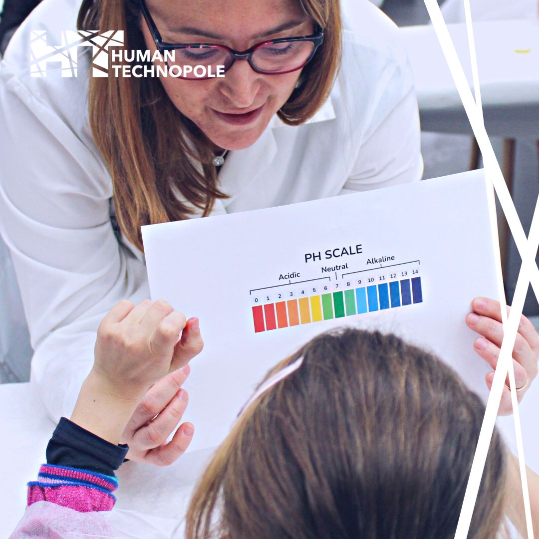 🧒 🔬 Between fruit DNA extractions and colourful PH tests, dozens of little scientists happily invaded Human Technopole last week for #Carnival.

✌️ The future of research is already in their hands!