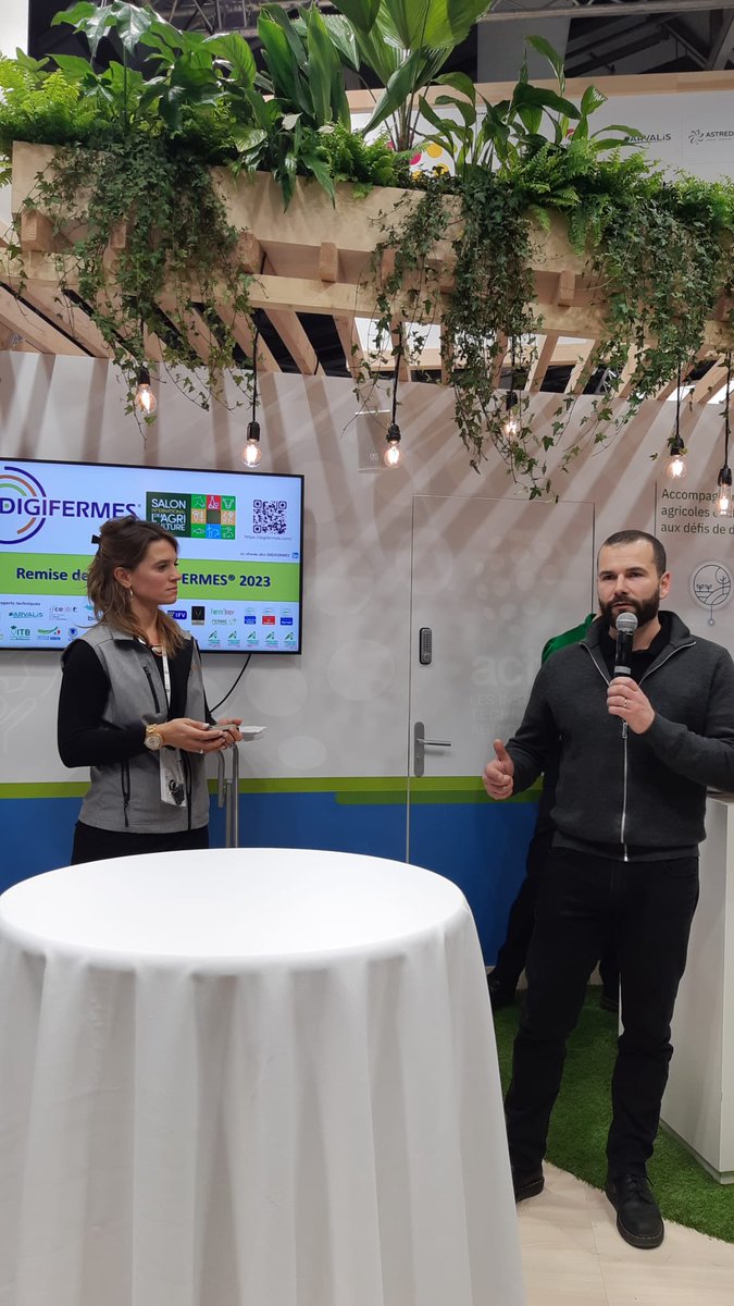 InstitutElevage's tweet photo. 🔴 Direct | @Salondelagri
✅ Sur le stand @ACTA_asso
👉 Remise des labels #DIGIFERMES
👉 4 nouveaux membres 👍
🔸 Vinipôle sud bourgogne avec la @chambagri71
🔸 L'Institut Agro avec le Mas Numérique
🔸 Ferm'innov - Ferme de Jalogny 71
🔸 Invivo sur la transition agricole https://t.co/O68nEhULYV