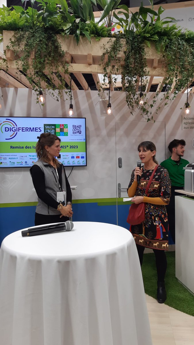 InstitutElevage's tweet photo. 🔴 Direct | @Salondelagri
✅ Sur le stand @ACTA_asso
👉 Remise des labels #DIGIFERMES
👉 4 nouveaux membres 👍
🔸 Vinipôle sud bourgogne avec la @chambagri71
🔸 L'Institut Agro avec le Mas Numérique
🔸 Ferm'innov - Ferme de Jalogny 71
🔸 Invivo sur la transition agricole https://t.co/O68nEhULYV