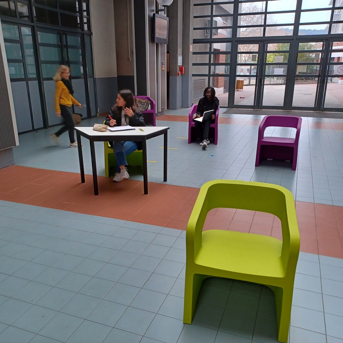 Quand les sièges justes réceptionnés sont immédiatement occupés par les élèves de l'option arts-plastiques. Bien-être au lycée pour un climat scolaire apaisé.