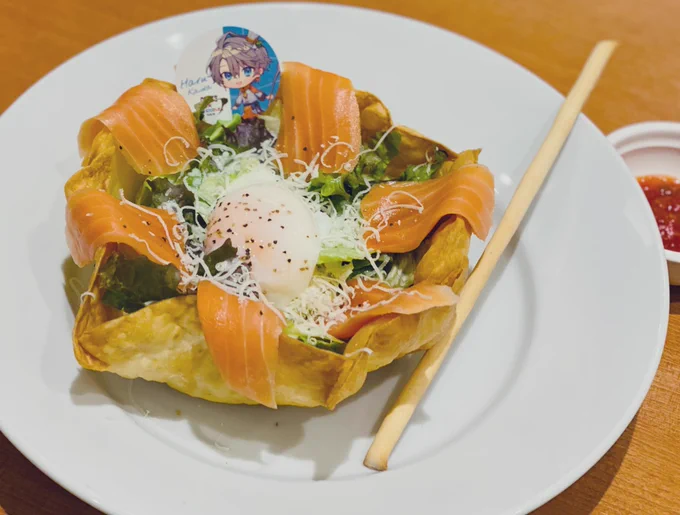 やけに黒いハニトーだったけど美味しかった。サラダは食べ方ムズい。ファイルは完璧。 