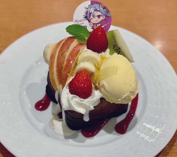 やけに黒いハニトーだったけど美味しかった。サラダは食べ方ムズい。ファイルは完璧。 