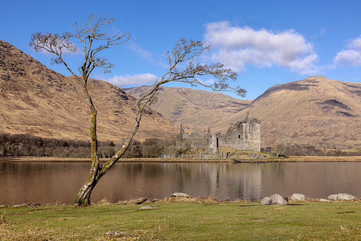 It took a bit of searching, but we finally found a cloud in the sky. Awfully nice of it to settle itself over Kilchurn Castle on the banks of Loch Awe.

#photography #scotland #kilchurncastle #capturewithconfidence #kasefilters

@kasefiltersuk  @thinkTANKphoto @SlikTripods