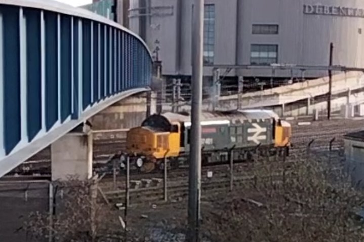 Growler 37401 'Mary Queen of Scots' passing under the old North Bridge at Marshgate on the approach to Doncaster Station ( not the best shot as was heading to car and wasn't expecting her)
#class37 #trains @TheGrowlerGroup #Doncaster #MaryQueenofScots