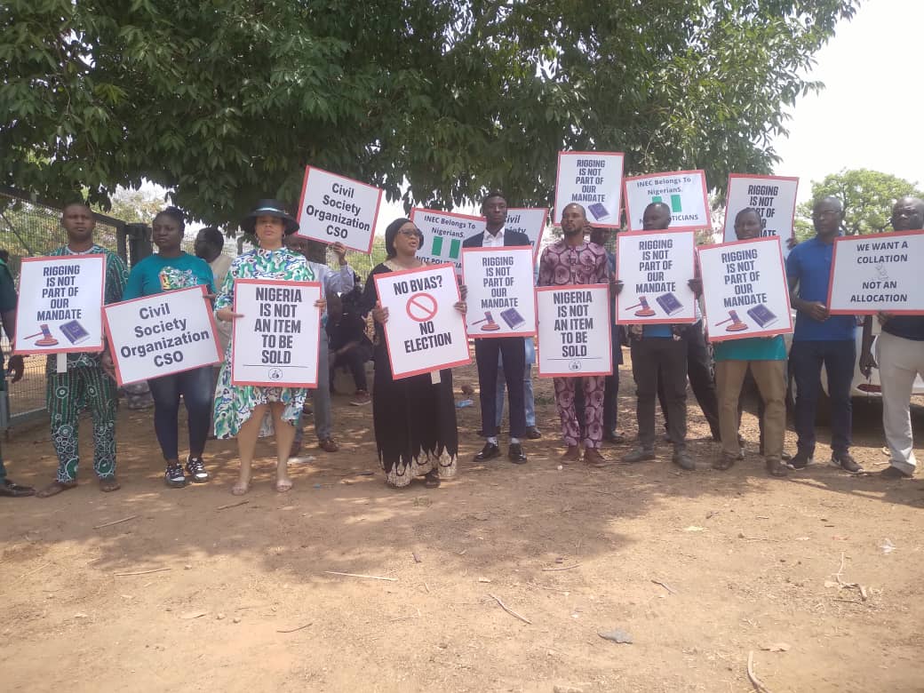 MobilePunch's tweet photo. PHOTOS: Youths Protest Election Results In Abuja

Some youths on Wednesday protested the election results at Unity Fountain, Abuja.

This comes after the presidential candidate of the All Progressives Congress, Bola Tinubu, was declared the winner of the presidential election https://t.co/sXY0D2bZet