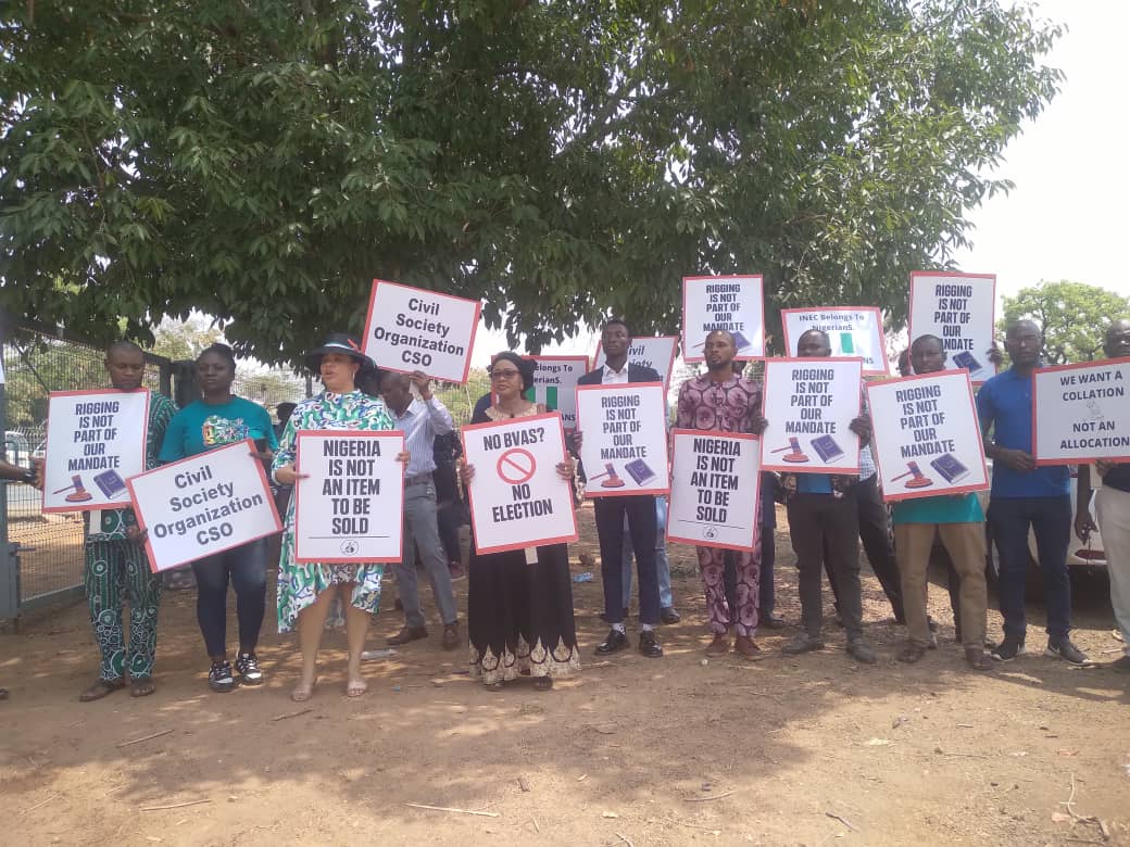 MobilePunch's tweet photo. PHOTOS: Youths Protest Election Results In Abuja

Some youths on Wednesday protested the election results at Unity Fountain, Abuja.

This comes after the presidential candidate of the All Progressives Congress, Bola Tinubu, was declared the winner of the presidential election https://t.co/sXY0D2bZet