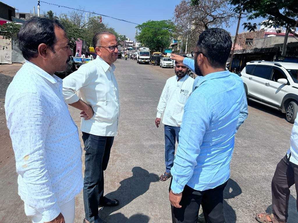 BJP_Ramdurg's tweet photo. ರಾಮದುರ್ಗದಲ್ಲಿ ನಡೆಯಲಿರುವ ವಿಜಯ ಸಂಕಲ್ಪ ಯಾತ್ರೆಯ ಸಾರ್ವಜನಿಕ ಸಭೆಯ ಸ್ಥಳ ವೀಕ್ಷಣೆಯನ್ನು ರಾಜ್ಯ ಪ್ರಧಾನ ಕಾರ್ಯದರ್ಶಿ ಶ್ರೀ ಮಲ್ಲಿಕಾರ್ಜುನ ಬಾಳಿಕಾಯಿ ರವರು ಪರೀಕ್ಷಿಸಿದರು  ..

ಈ ಸಂದರ್ಭದಲ್ಲಿ ರಾಜೇಶ್ ಬೀಳಗಿ ಸಂದೀಪ್ ದೇಶಪಾಂಡನಿತಿನ್ ಚೌಗಲೆ ಅಕ್ಷಯ ಹಲ್ಯಾಳ ಪ್ರಮುಖರಾದ ಬಸವರಾಜ ಕೊಣನ್ನವರ ಇನ್ನಿತರರು ಉಪಸ್ಥಿತರಿದ್ದರು. 

#VSY https://t.co/jG3I9HWlve