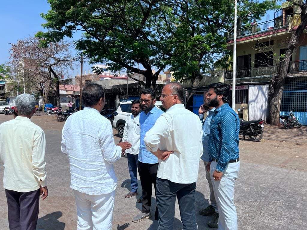 BJP_Ramdurg's tweet photo. ರಾಮದುರ್ಗದಲ್ಲಿ ನಡೆಯಲಿರುವ ವಿಜಯ ಸಂಕಲ್ಪ ಯಾತ್ರೆಯ ಸಾರ್ವಜನಿಕ ಸಭೆಯ ಸ್ಥಳ ವೀಕ್ಷಣೆಯನ್ನು ರಾಜ್ಯ ಪ್ರಧಾನ ಕಾರ್ಯದರ್ಶಿ ಶ್ರೀ ಮಲ್ಲಿಕಾರ್ಜುನ ಬಾಳಿಕಾಯಿ ರವರು ಪರೀಕ್ಷಿಸಿದರು  ..

ಈ ಸಂದರ್ಭದಲ್ಲಿ ರಾಜೇಶ್ ಬೀಳಗಿ ಸಂದೀಪ್ ದೇಶಪಾಂಡನಿತಿನ್ ಚೌಗಲೆ ಅಕ್ಷಯ ಹಲ್ಯಾಳ ಪ್ರಮುಖರಾದ ಬಸವರಾಜ ಕೊಣನ್ನವರ ಇನ್ನಿತರರು ಉಪಸ್ಥಿತರಿದ್ದರು. 

#VSY https://t.co/jG3I9HWlve