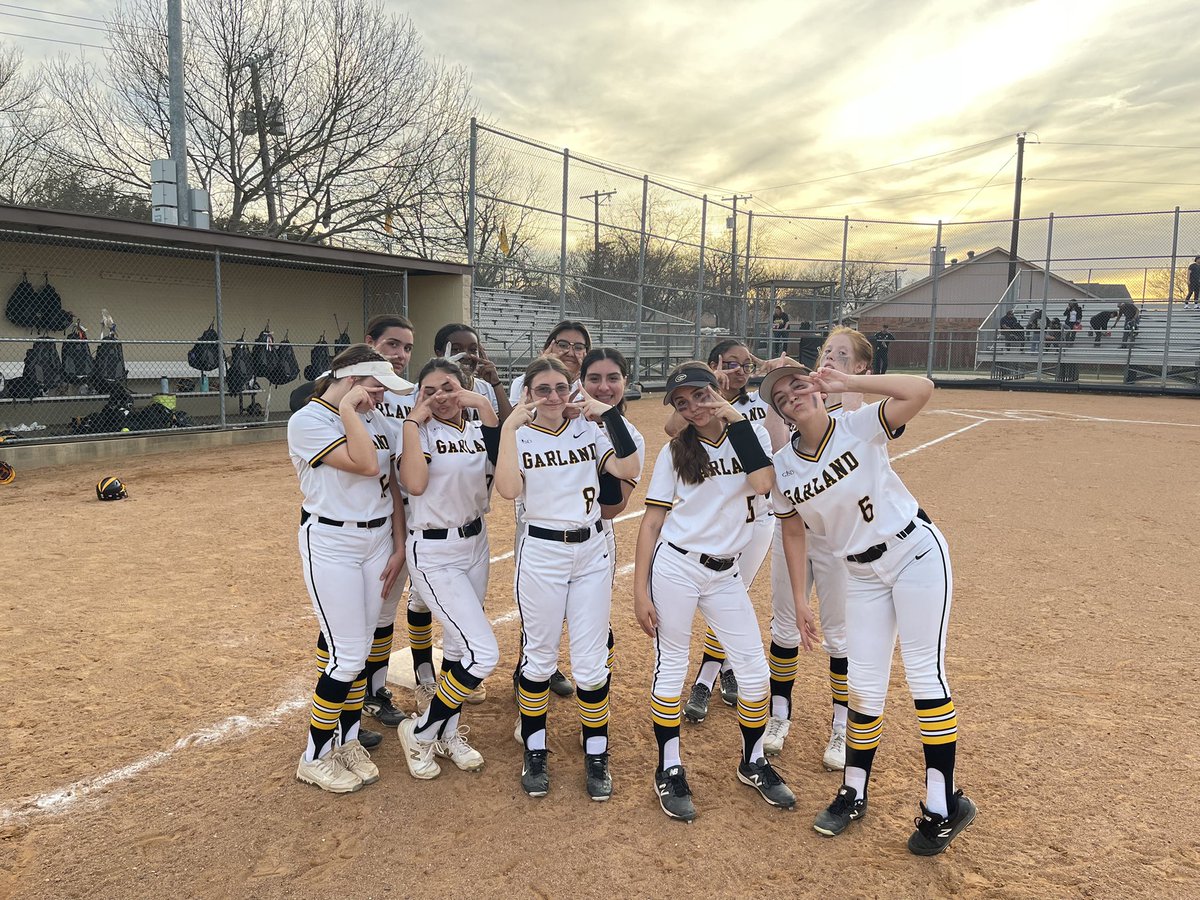Great win from the LADY OWLS last night!!! Our girls crushed the patriots 15-0!!! Now on to more practice for a tournament this weekend!!! 
#putinwork #skyisthelimit #wegetbetter #ladyowls