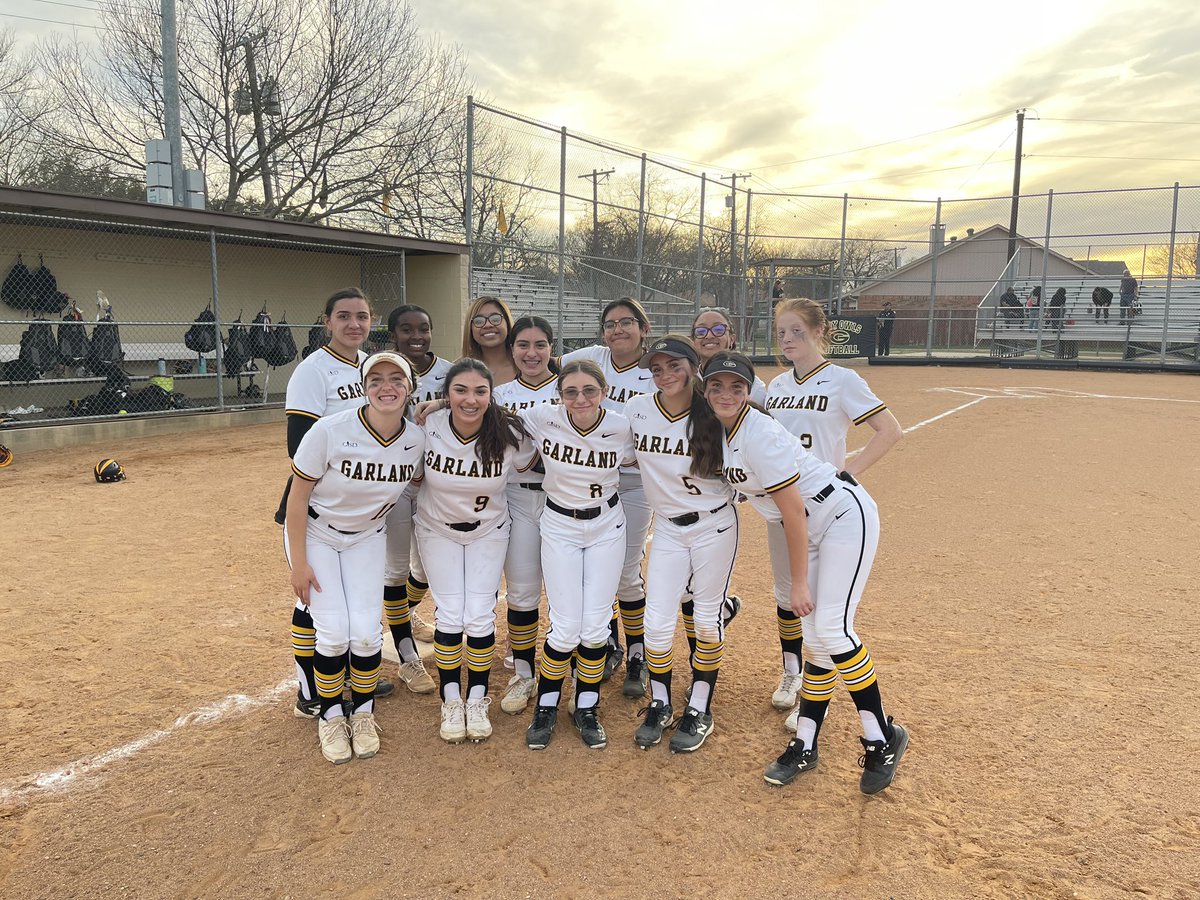 owlsoftball's tweet photo. Great win from the LADY OWLS last night!!! Our girls crushed the patriots 15-0!!! Now on to more practice for a tournament this weekend!!!
#putinwork #skyisthelimit #wegetbetter #ladyowls https://t.co/4Yk9aTgUni